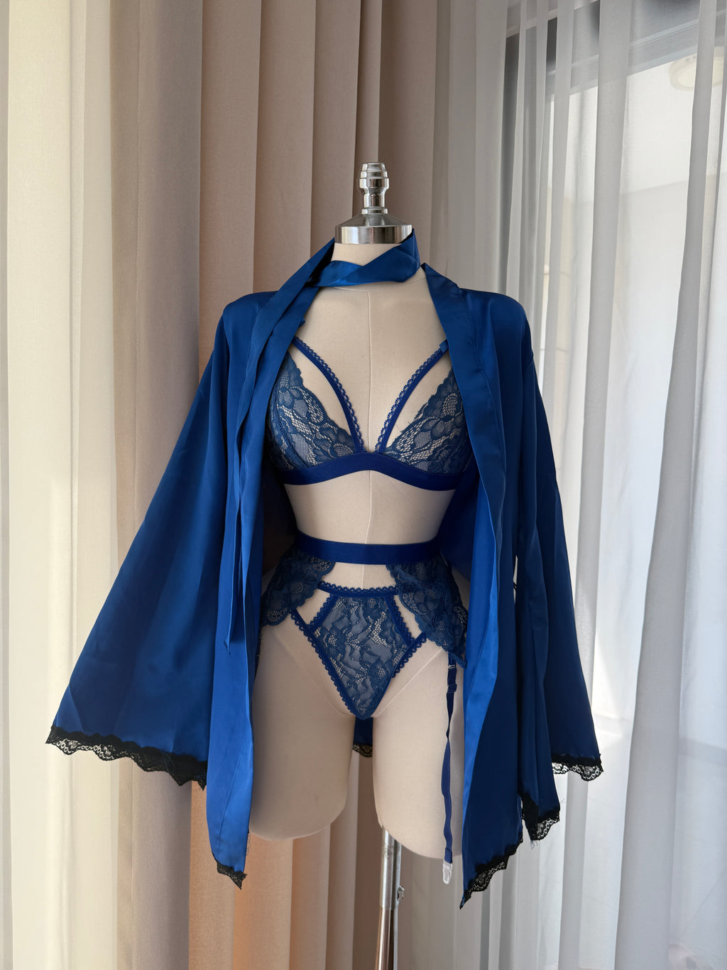 Saks Mavisi Alice Saten Sabahlıklı Set