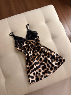 Leopar Desenli Dantel Detaylı Saten Elbise