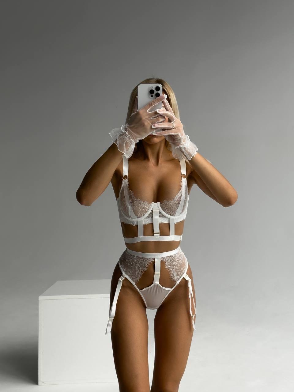 Nixie Ecru Garter Set
